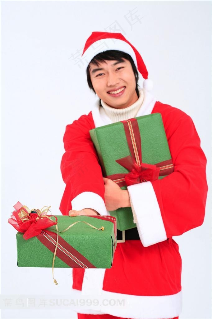 手拿圣诞礼物的男人
