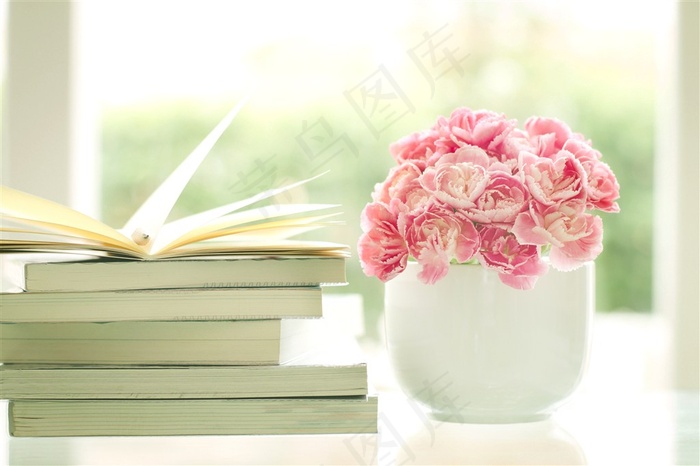 鲜花和书本素材图片