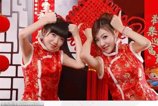 喜迎新年的美女