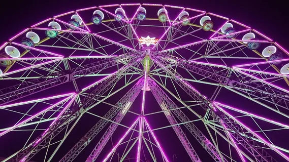夜晚旋转摩天轮图片 夜晚旋转摩天轮图片