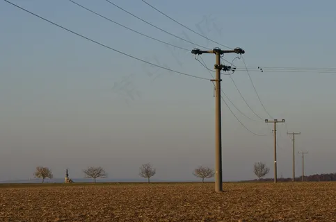 郊外电力电线杆图片