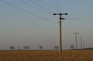 郊外电力电线杆图片
