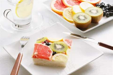 白色碟子上的水果蛋糕