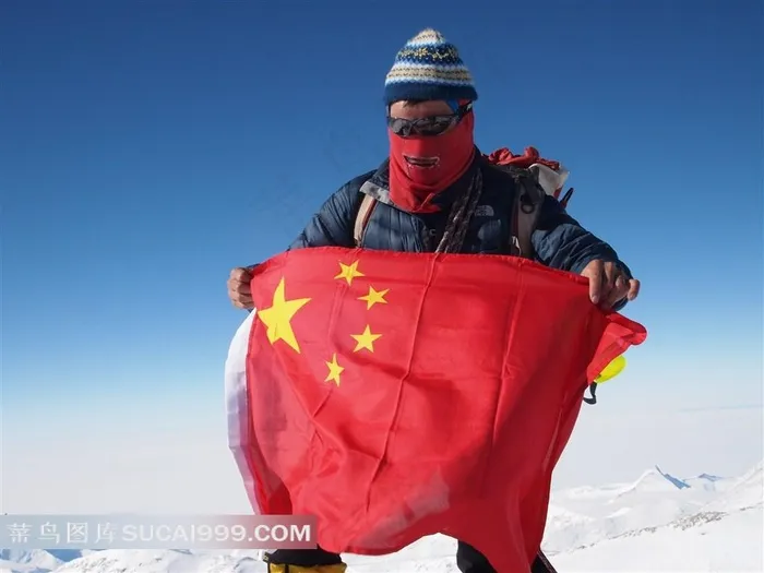 登顶成功手拿国旗的中国人