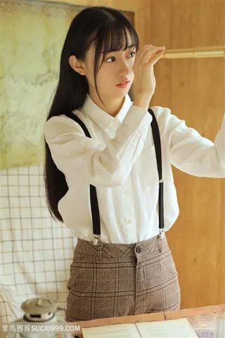 拿着望远镜的西方古典美女图片