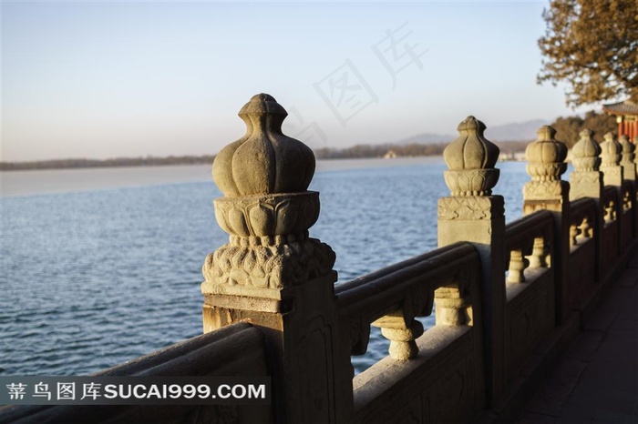北京颐和园昆明湖边的石栏景观
