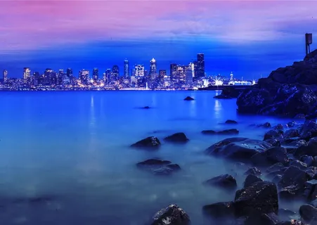 沿海城市海边夜景图片