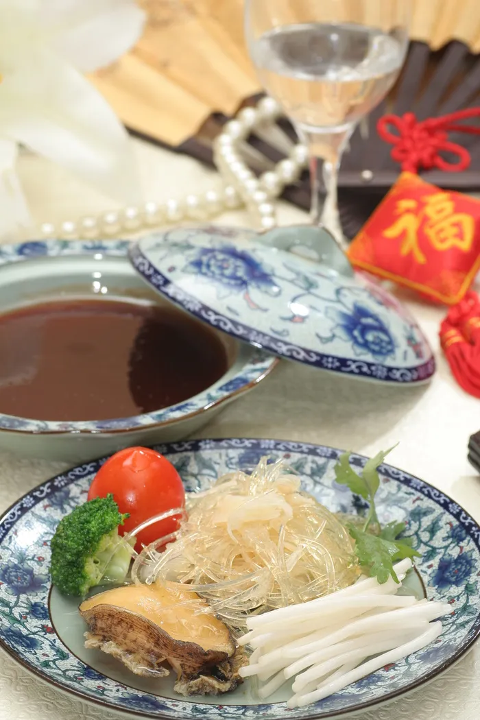 旋转 鲜鲍鱼烩鱼翅 (1) 旋转 鲜鲍鱼烩鱼翅 (1)