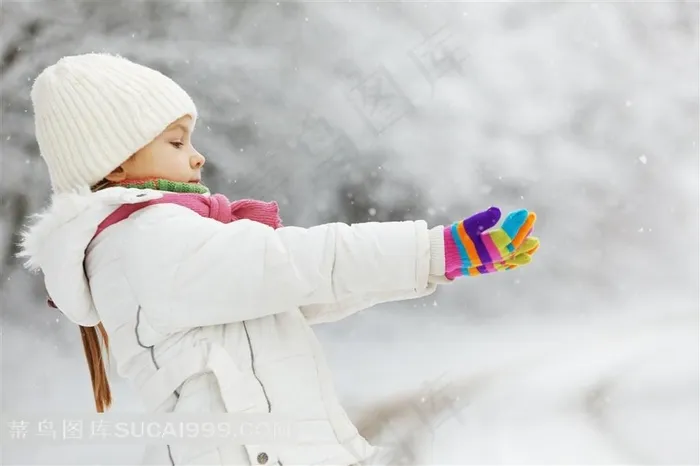 正在接雪玩耍的小孩儿