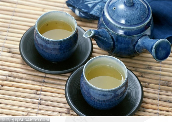 桌子上的一套蓝色的陶瓷茶具