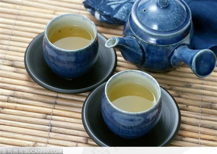 桌子上的一套蓝色的陶瓷茶具