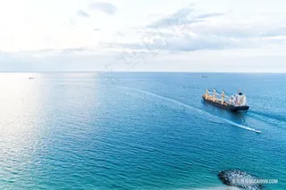 海上行驶的大货轮船