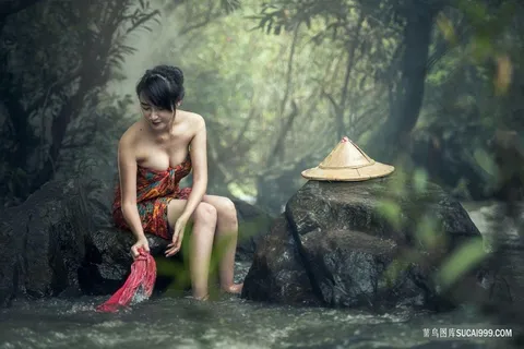 大山里洗澡的女人 大山里洗澡的女人