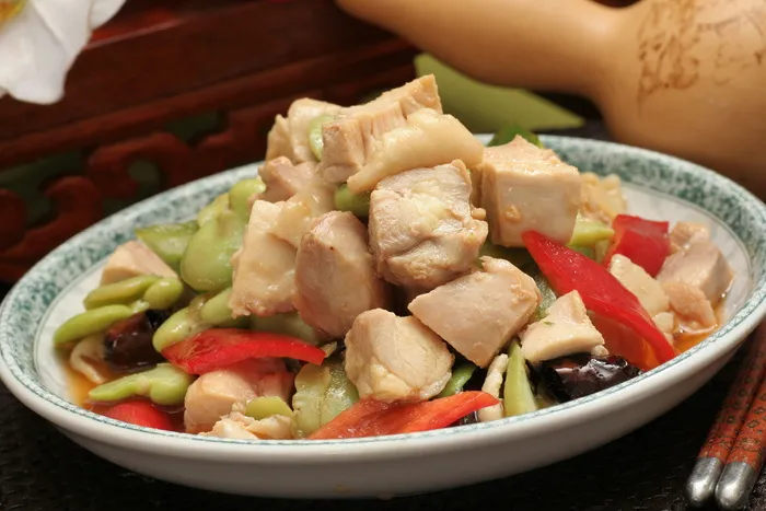 蚕豆拌鸡丁