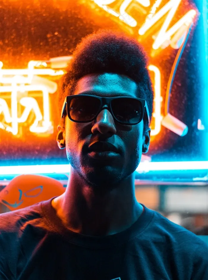 戴墨镜的时尚青年摄影