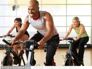 踩单车的健身教练