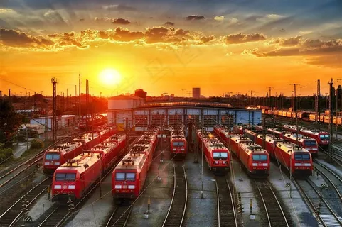 黄昏下的火车站图片