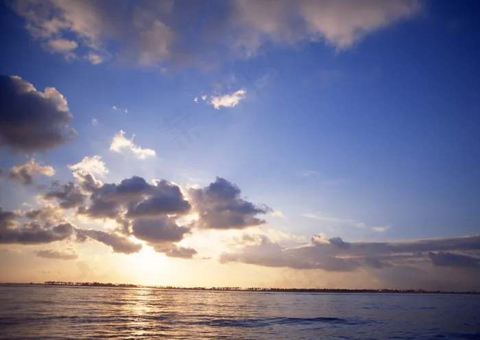 天空背景海面云彩阳光