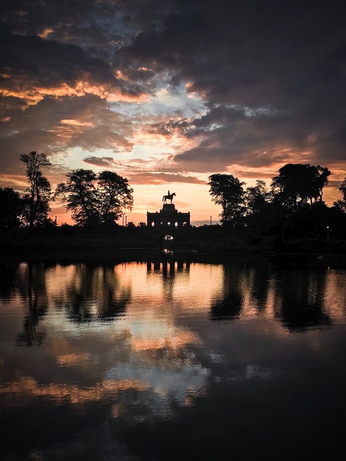 黎明时湖风景