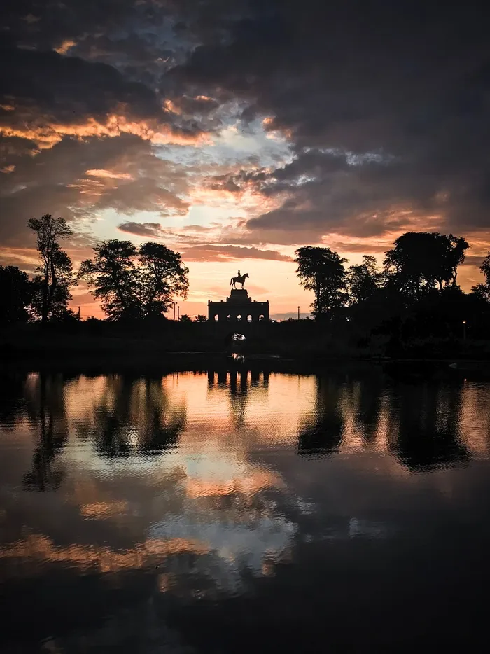 黎明时湖风景