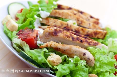 生菜西红柿青瓜和烤鸡肉