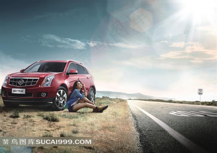 坐在汽车边上的美女