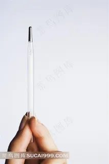 手拿体温计素材