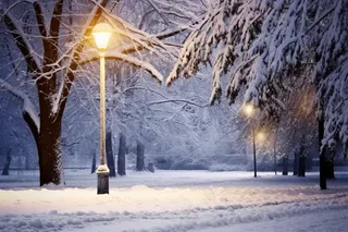 冬天路灯暖光下的街景摄影图