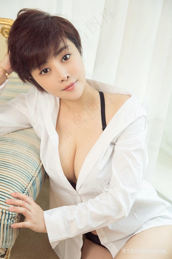 高清短发酥胸美女方圆性感写真图片
