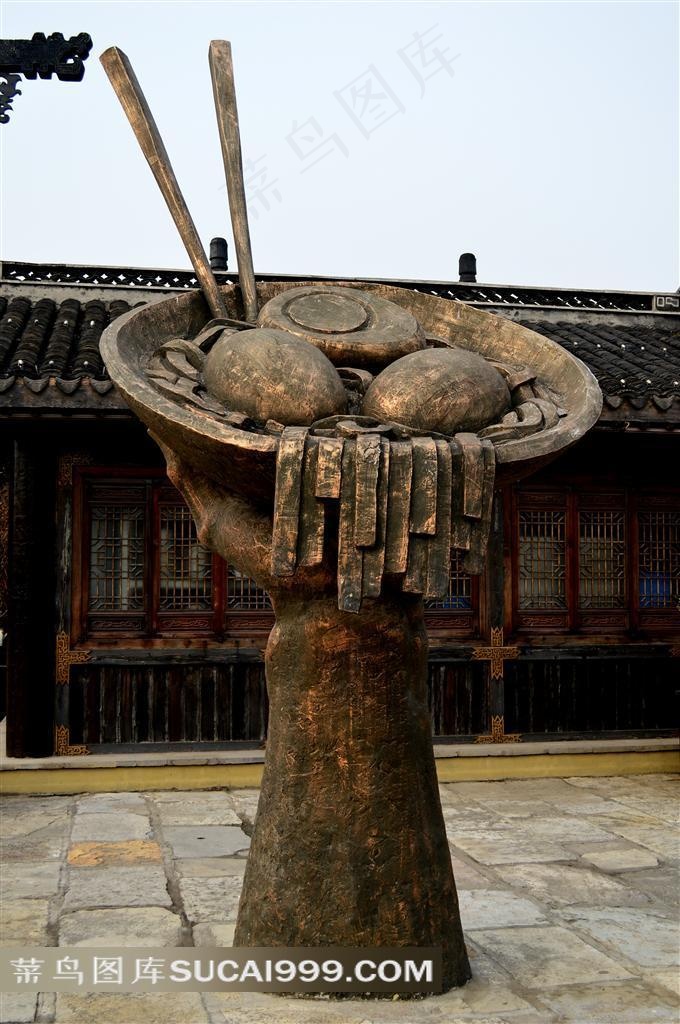 锅里的筷子和食物雕塑