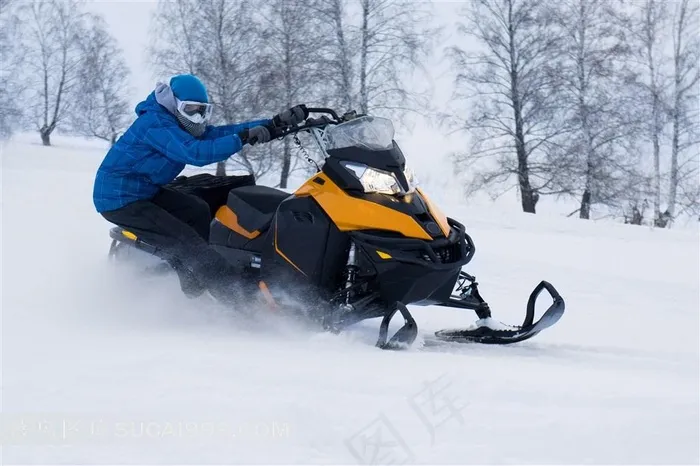 雪地摩托系列 - 在雪地上驾驶雪地摩托前进的人