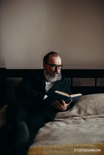 看书本的老人图片 看书本的老人图片