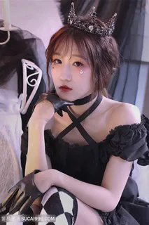 戴着皇冠的美女高清图片