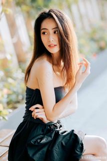 坐在长椅上的气质美女抹胸短裙写真图片