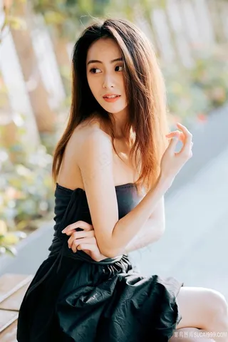 坐在长椅上的气质美女抹胸短裙写真图片