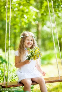 坐秋千的小女孩儿童图片 坐秋千的小女孩儿童图片