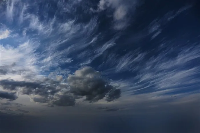 天空中翻滚的云层高清图片