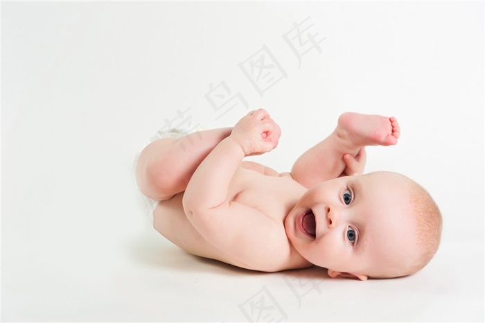 手放在脚上的宝宝