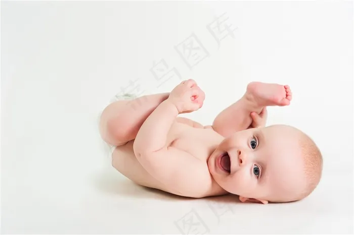 手放在脚上的宝宝