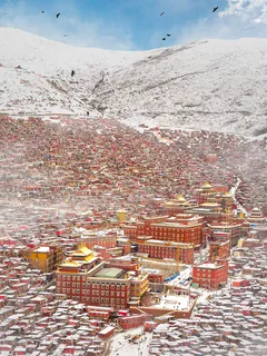 山脚下梦幻般的小镇