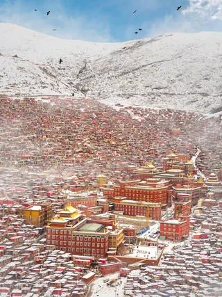 山脚下梦幻般的小镇