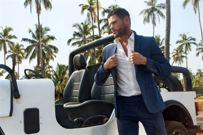 穿蓝色套装西服的男士高清图片