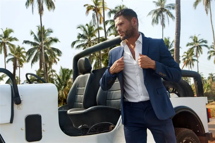 穿蓝色套装西服的男士高清图片