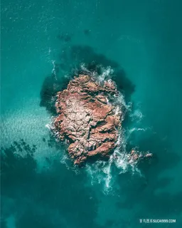 蓝色大海礁石图片 蓝色大海礁石图片