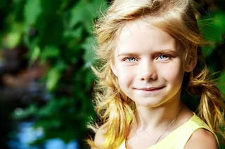 微笑的金发女孩