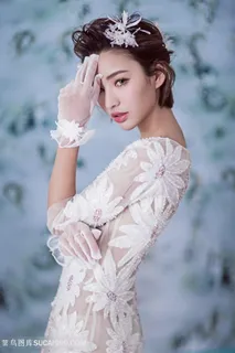 手扶头的短发新娘