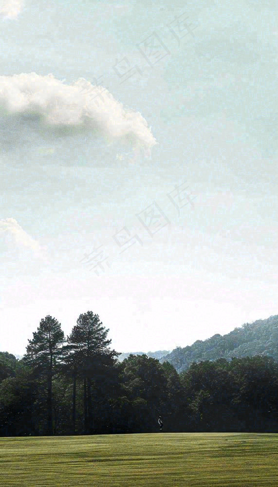 天空白云下的草坪放风筝，简约踏青春天摄影图