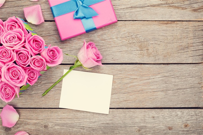 木板上的粉色花卉装饰背景高清图片