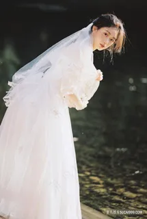小溪河边白色洋装的女子美女图片