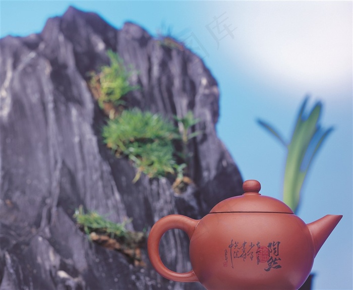 写有书法字的紫砂壶等摄影高清图片